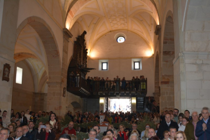 Al fondo, la bóveda de la iglesia durante una celebración religiosa