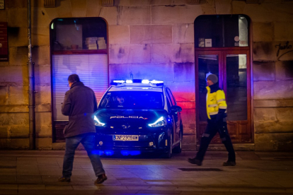 Un vehículo de la Policía Nacional en patrulla nocturna en una imagen de archivo.