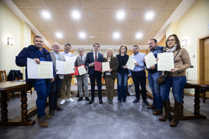 El consejero Suárez-Quiñones y el presidente de la Diputación de Soria, Benito Serrano, junto con los alcaldes que firmaron el convenio para viviendas en su municipio.