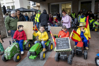 Los niños se manifestaron con tractores de juguete en apoyo a la agricultura