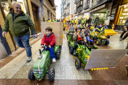 Los niños se manifestaron con tractores de juguete en apoyo a la agricultura