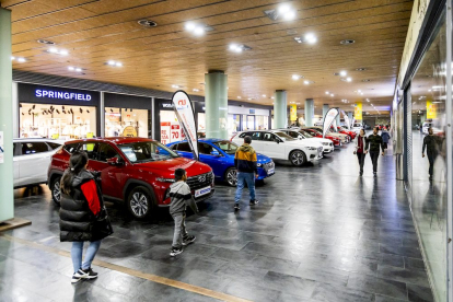 Los vehículos se muestran en el Centro Comercial Camaretas