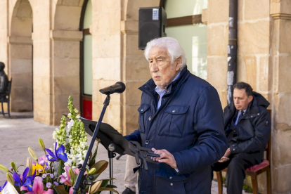 Flores y música a los 85 años del fallecimiento del poeta