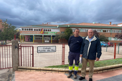 Ángel Sainz y David Ortega ante las instalaciones del colegio Fuente del Rey de Soria.