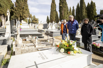 Ofrendas florales y poemas para recordar