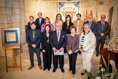 El homenajeado con los concejales del Ayuntamiento de Almazán.