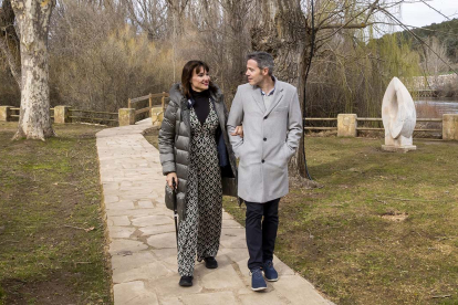 Irene Villa y David Serrato paseando por las márgenes del Duero.