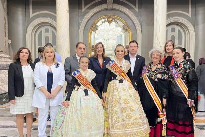 Foto de familia de la visita del presidente Serrano a la Casa de Soria en Valencia.
