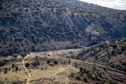 Panorámica del Cerro de los Moros con la ermita de San Saturio al fondo.