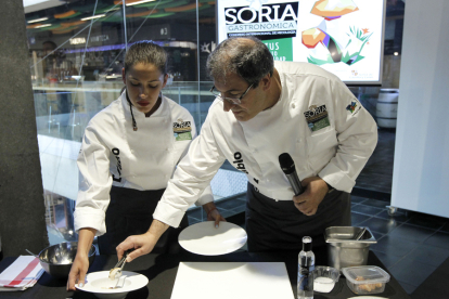 El cocinero soriano Carlos de Pablo (Casa Vallecas) junto a su hija Alba durante un acto promocional de Soria Gastronómica en Madrid.
