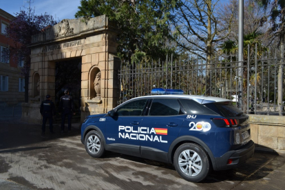 Vehículo de la Policía Nacional en el centro de Soria.