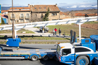 Trabajos de colocación de la plataforma en la pasarela de Soria a Las Casas.