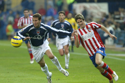 Antonio González en una acción de la temporada 04-05 con Fernando Torres.