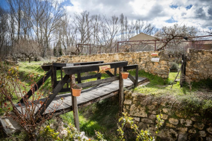 El puente de Aranda da acceso al jardín donde se celebran actividades sociales y vinícolas.