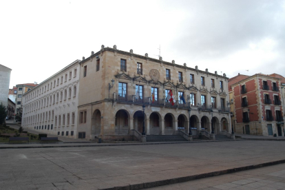 El Ayuntamiento, todavía sin la última ampliación y con la calle del Teatro llegando hasta la Plaza Mayor.