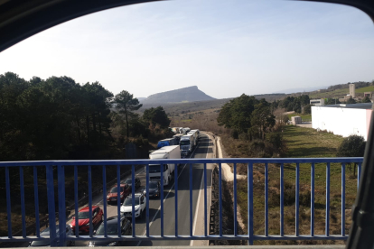 Larga fila de vehículos en la entrada a Soria desde la N-122 por Golmayo.