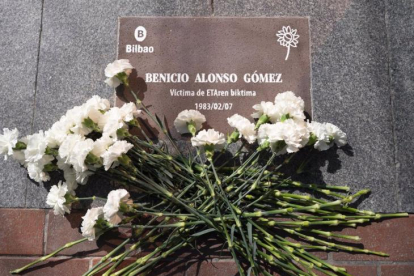 Placa en recuerdo de Benicio Alonso.