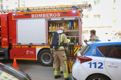 Bomberos de Soria y Policía Local tras atender el aviso por incendio.