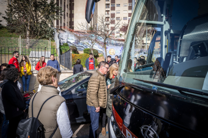 Los aficionados del CD Numancia llenan tres autobuses además de numerosos coches particulares para animar al equipo ante el Sanse.