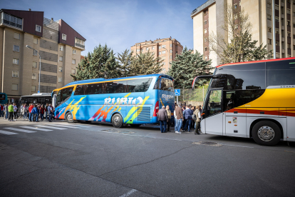 Los aficionados del CD Numancia llenan tres autobuses además de numerosos coches particulares para animar al equipo ante el Sanse.