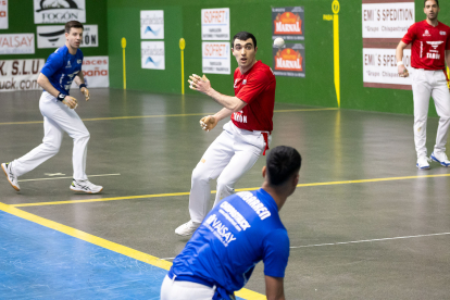 Soria disfruta de una velada de pelota con dos partidos en el frontón de la Juventud.