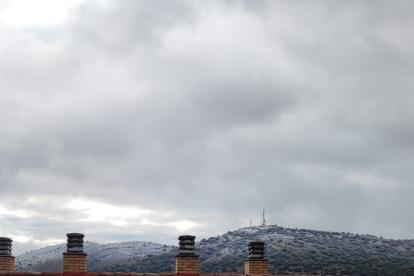 La cota de nieve a las 9.00 horas, perfectamente visible desde Soria en la sierra de Santa Ana.