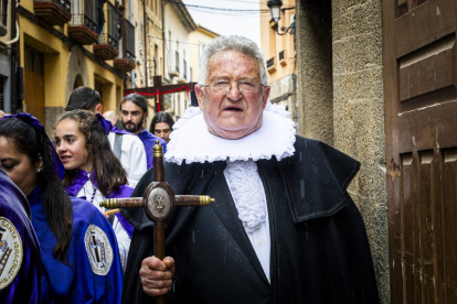 Procesión bajo la lluvia de la Cofradía de la Vera Cruz