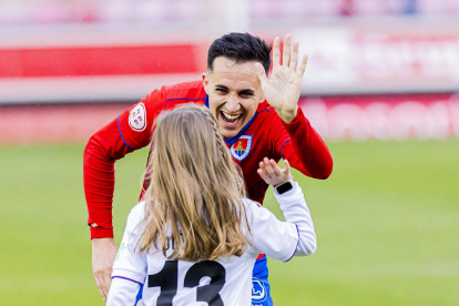 Soler celebra la victoria ante el Unión Adarve con una joven aficionada.
