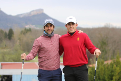 Los dos golfistas durante la prueba celebrada en Álava.
