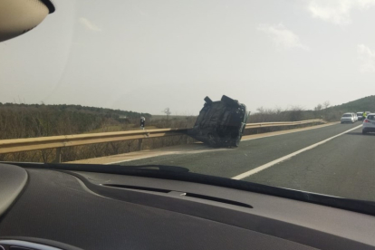 Vehículo volcado sobre su lateral en el accidente de tráfico de la N-111 entre Garray y Soria.