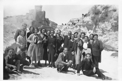 Alumnos y profesores de la Universidad Complutense ante el castillo de Alarcón.