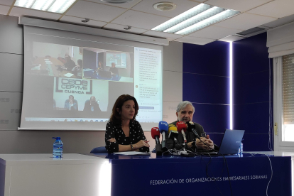 La directora general de FOES, María Ángeles Fernández, y el autor del informe, el doctor en Economía José Antonio Herce.