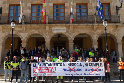Trabajadores a las puertas del Ayuntamiento de Soria.