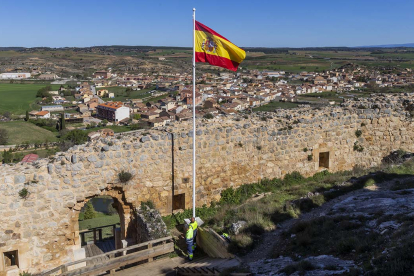 Acto del izado de la bandera de España en el castillo de Osma.