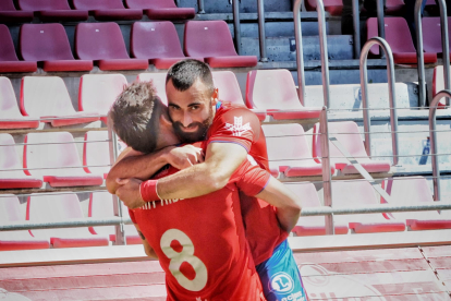 Lupu se abraza con Alain Ribeiro tras marcar el que era el 1-0 ante el San Fernando.