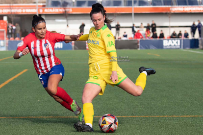 Marta Charle de amarillo en un encuentro con con el Deportivo de la Coruña.