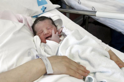 Imagen de archivo de un bebé nacido en el hospital de Soria.