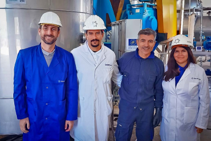 De izquierda a derecha: Jordi Escabrós de Trumpler Española S.L; Henoc Pérez, de Inescop; Antonio Domínguez, de Energy Green Gas S.L. y Mayra Lacruz, Inescop, en la planta de ensayo en Almazán (Soria).