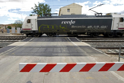 Un tren atraviesa un paso a nivel en Santa María de Huerta en una imagen de archivo.