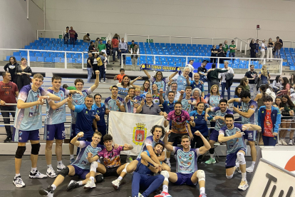 Plantilla y aficionados de Gupo Herce celebran el pase a la final de la Superliga tras eliminar a Unicaja en la final.