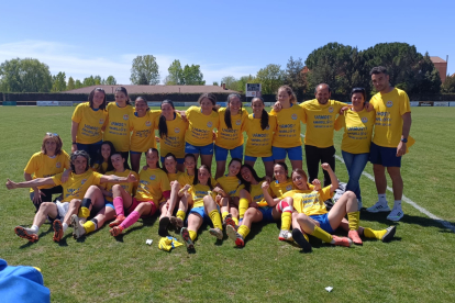 Plantilla del C.D. San Esteban que se ha proclamado campeón de la Liga Provincial Femenina.