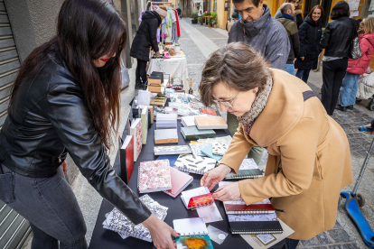 Los comerciantes de la calle Ramillete de Soria celebraron el Día del Libro acercando la cultura y la artesanía a la gente.