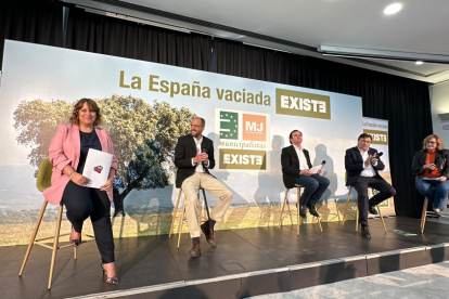 Vanessa García, primera por la izquierda, en la presentación de la candidatura de Existe.