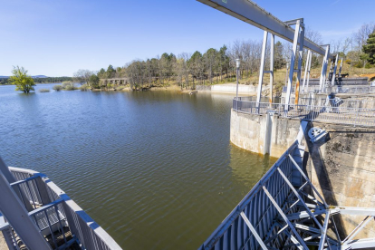 Un pantano pletórico asegura las reservas hídricas