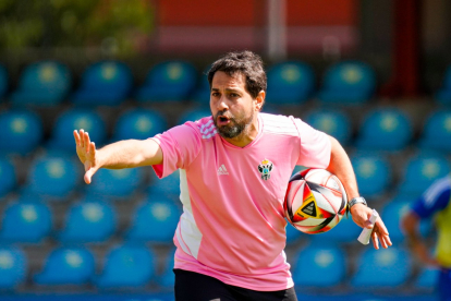 El entrenador del Talavera, Luis Ayllón, durante un entrenamiento.
