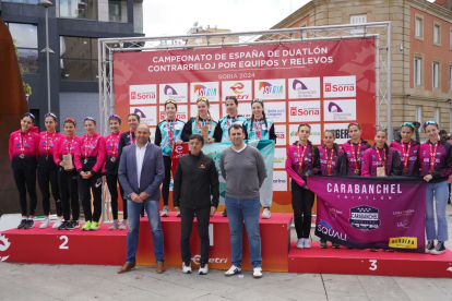 Tritones de La Rioja en los más alto del podio como campeonas de la categoría talentos.