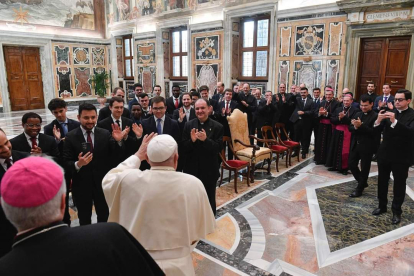 El Papa dirigiéndose a la delegación de seminaristas de Castilla y León y los obispos.