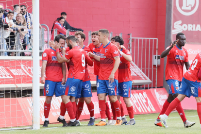 Los jugadores del Numancia celebran el gol de De Frutos que daba la victoria ante el Talavera.