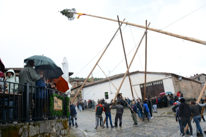 La lluvia amenazó con complicar la fiesta