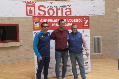El entrenador del Grupo Herce, Alberto Toribio, el concejal de Deportes del Ayuntamiento de Soria, Manu Salvador, y el presidente del Grupo Herce, Alfredo Cabrerizo.